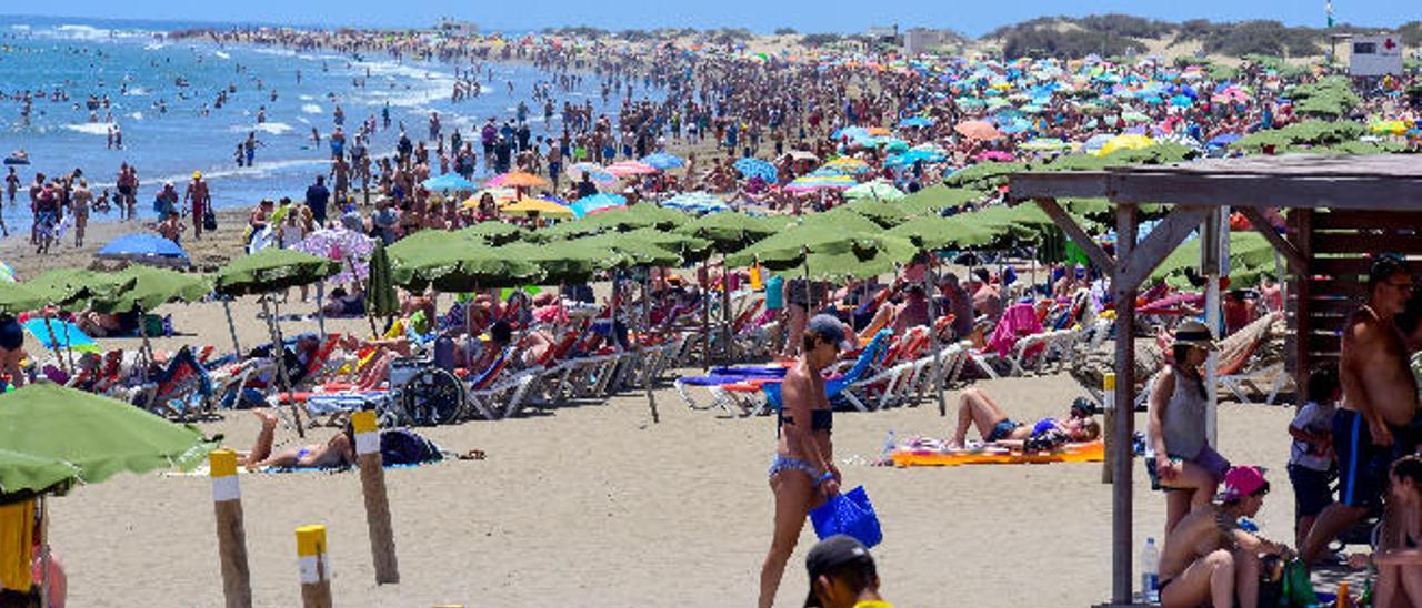 Vista panorámica de la Playa de Maspalomas, ayer, rebosante de bañistas con motivo de la celebración del Orgullo Gay y el puente de mayo.