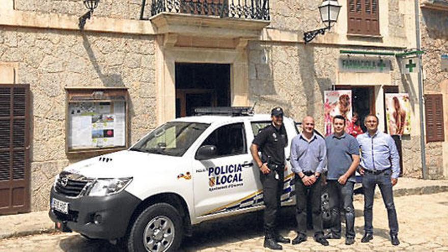 Policía y autoridades ante el nuevo vehículo patrulla.