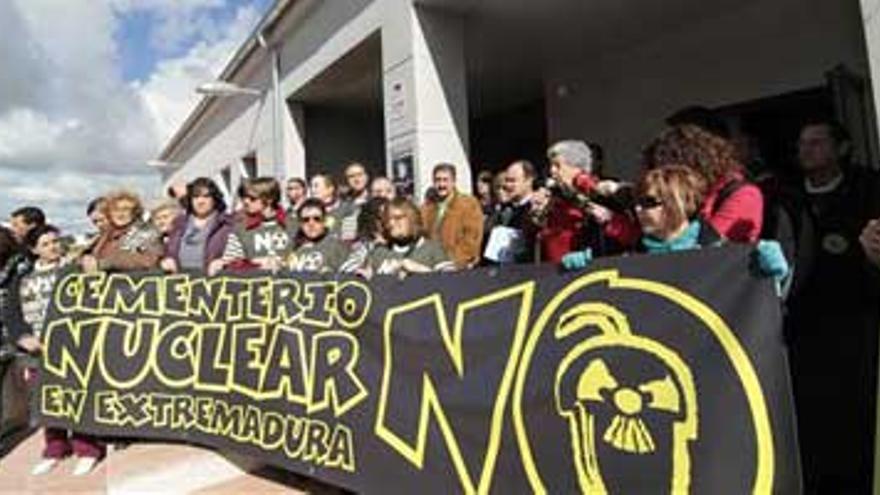 La Junta basa sus alegaciones contra el silo nuclear en el rechazo unánime de la instalación