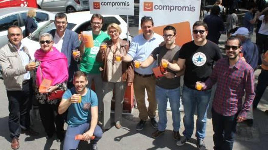 Compromís reparte zumo de naranja para reivindicar la huerta