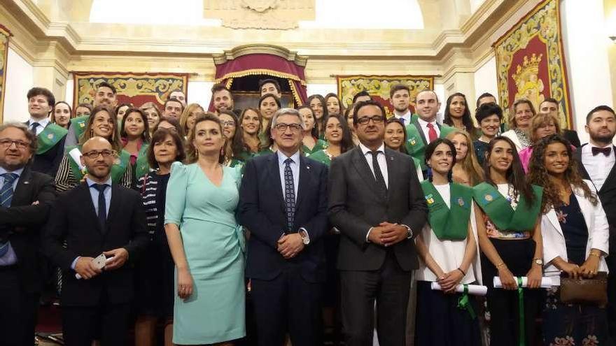 Los egresados con los profesores y en primer término Marián González, el Rector, y el director general de Turismo, Julio González Zapico, ayer, tras el acto de graduación en el Paraninfo de la Universidad de Oviedo.