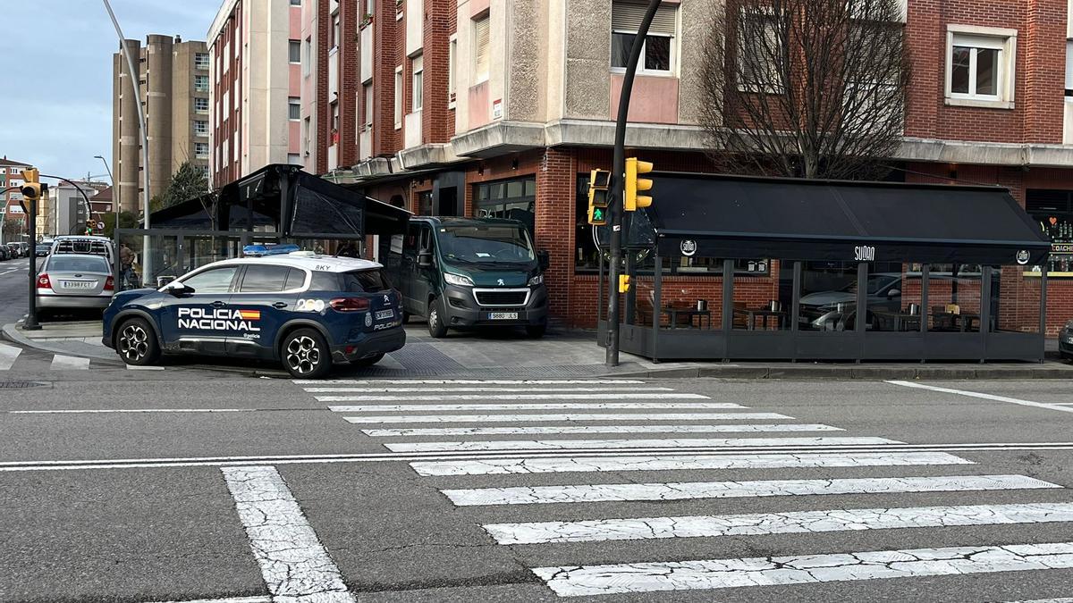 Policía y equipo funerario en el lugar de los hechos.