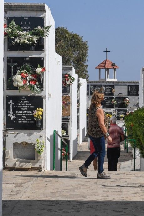 Cementerios de San Juan y San Gregorio antes del Día de Todos los Santos