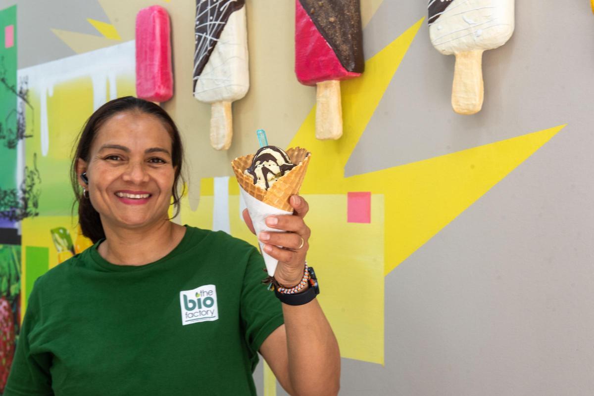 La empleada de The Bio Factory, Eglé Vilera, con su popular helado de pistacho.