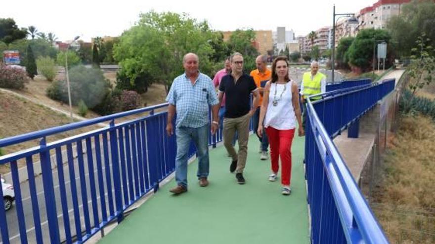 La alcaldesa y el edil Juan Medina recorren la pasarela.