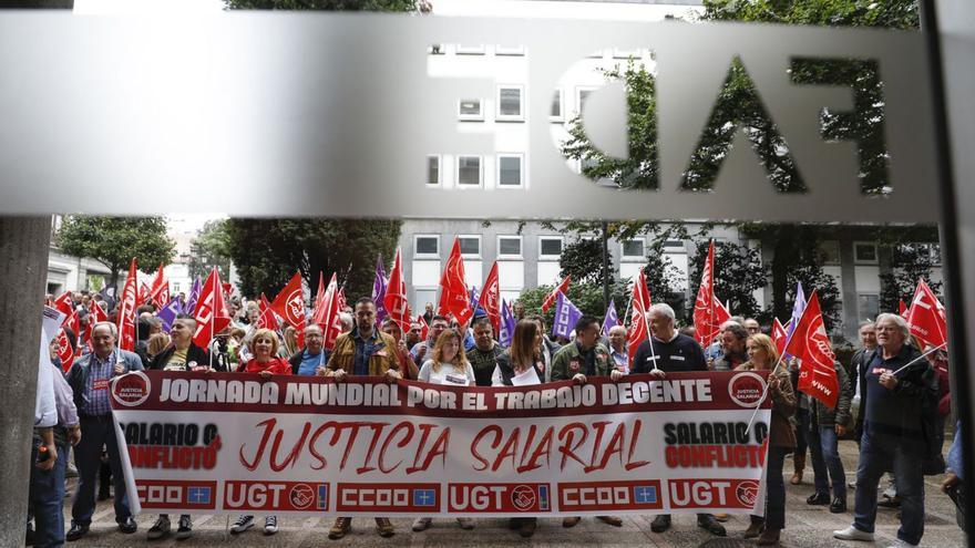 Concentración convocada por UGT y CC OO de Asturias ante la sede de FADE en Oviedo. | Luisma Murias