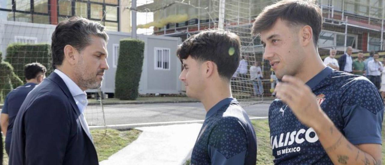 Alejandro Irarragorri, ayer en Mareo, charla con Dani Queipo y Pedro Díaz en el entrenamiento del Sporting. | Juan Plaza