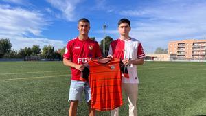 Jordi Palacios y Adrià Carricondo sujetan la camiseta del equipo en el que empezaron, el Montmeló UE