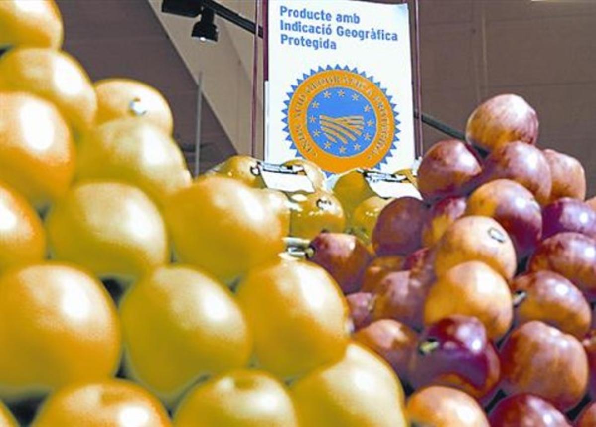 FRUITA.Productes de proximitat en un supermercat Caprabo.