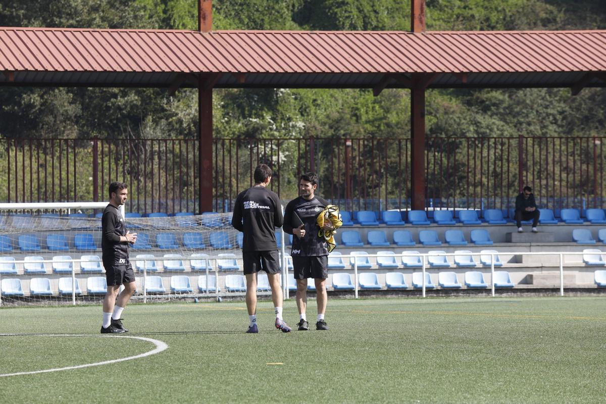 EN IMÁGENES: Así ha sido el primer entrenamiento de Lolo Escobar al frente del Avilés EN IMÁGENES: Así ha sido el primer entrenamiento de Lolo Escobar al frente del Avilés