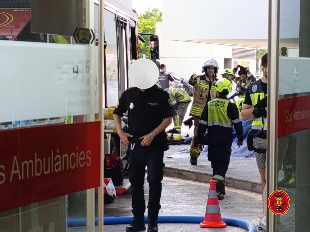 El fuego ha calcinado varias habitaciones del área de Psiquiatría en el Hospital La Fe