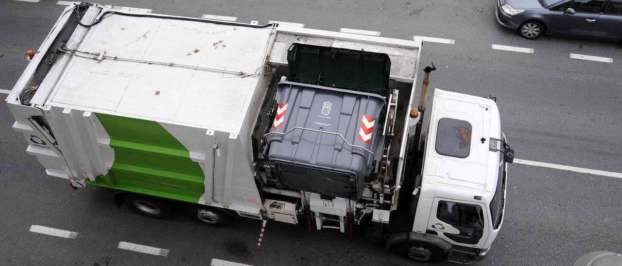 Un vehículo de recogida de basura en Silleda. // Bernabé/Javier Lalín