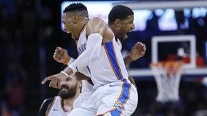 Russel Westbrook y Paul George festejando en el triunfo de Oklahoma sobre Portland.