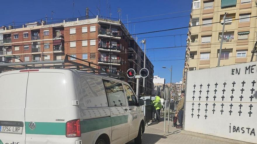 Una nueva avería en el paso a nivel de Alfafar provoca retrasos en los dos sentidos de la circulación