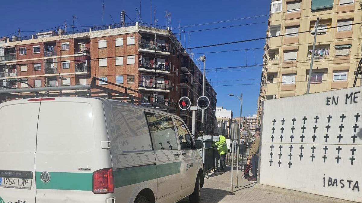 Una nueva avería en el paso a nivel de Alfafar provoca retrasos en los dos sentidos de la circulación