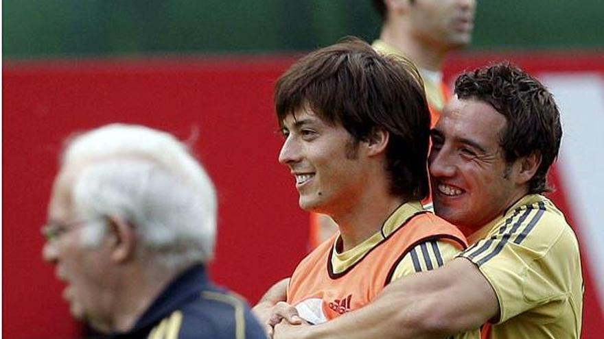 Cazorla bromea con Silva en presencia de Luis Aragonés.