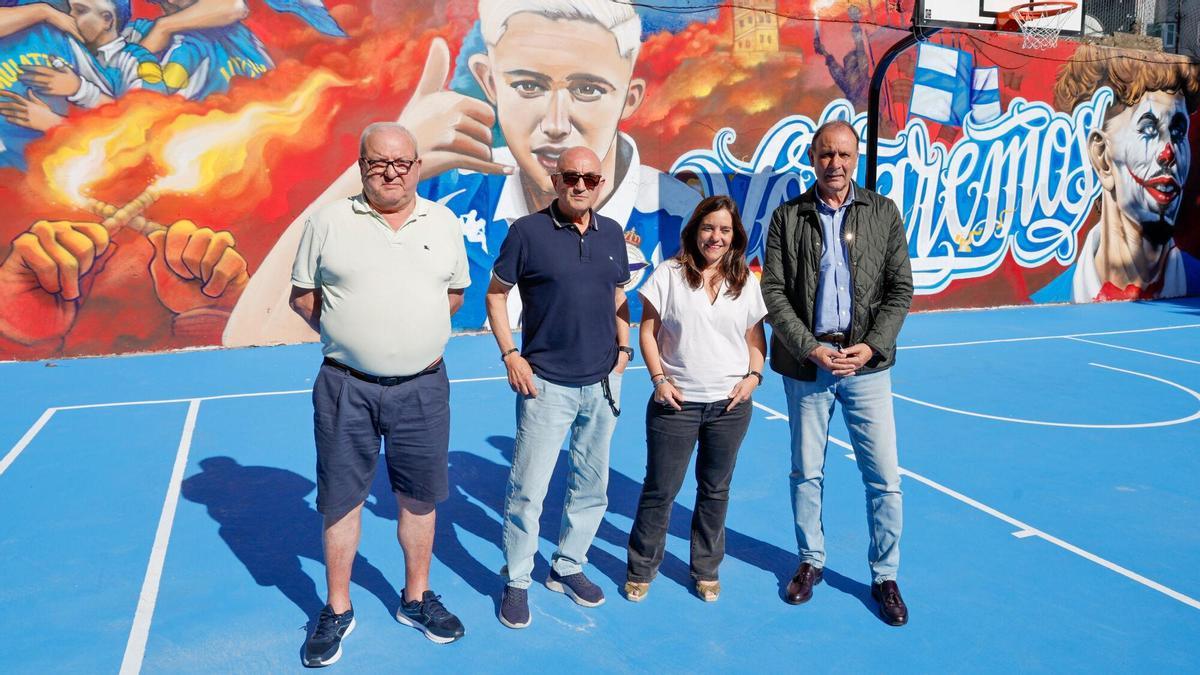 La alcaldesa de A Coruña, Inés Rey, durante la visita a la pista de A Falperra.