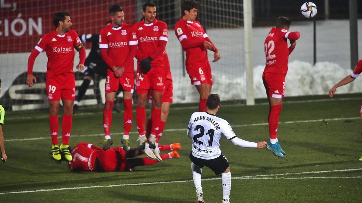 Manu Vallejo golpea de falta en el segundo gol del Valencia frente al Alcorcón, ayer en la Ciudad del Fútbol de Las Rozas. | F. CALABUIG