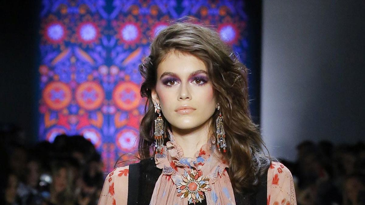 Kaia Gerber desfila para Anna Sui en NYFW