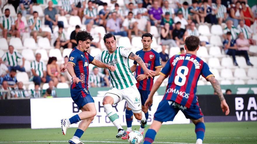 El Córdoba CF, entre el aroma a nostalgia y las despedidas en un último baile con empate ante el Huesca