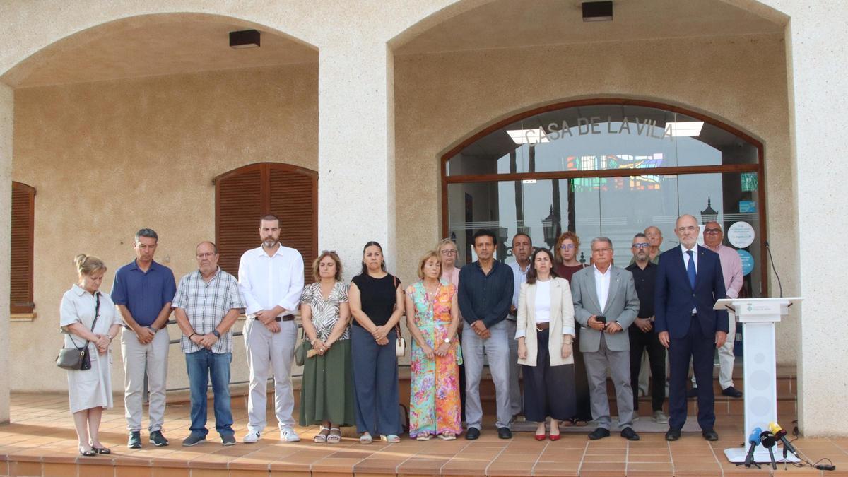 Una treintena de personas guarda un minuto de silencio por las dos víctimas de Roda de Berà.