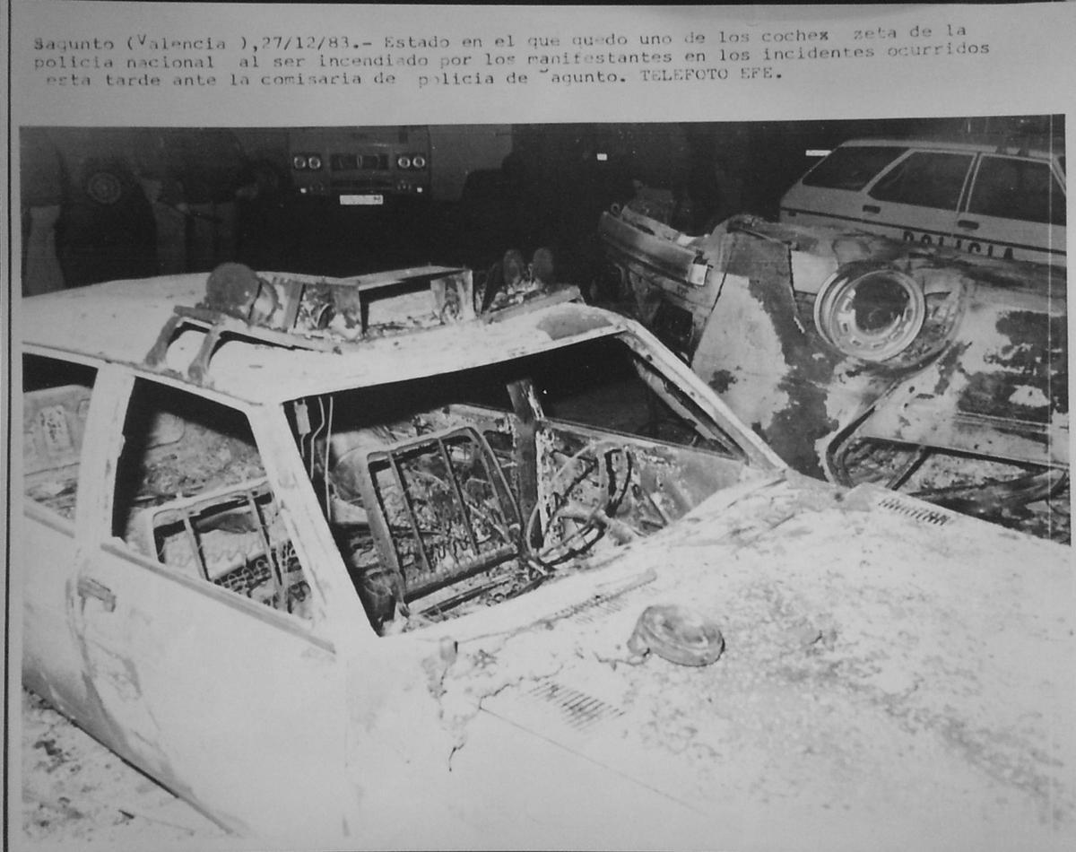 Uno de los vehículos quemados ante la comisaría