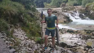 Un vecino de Coviella, en Cangas de Onís, pesca un salmón en La Vara, a mosca