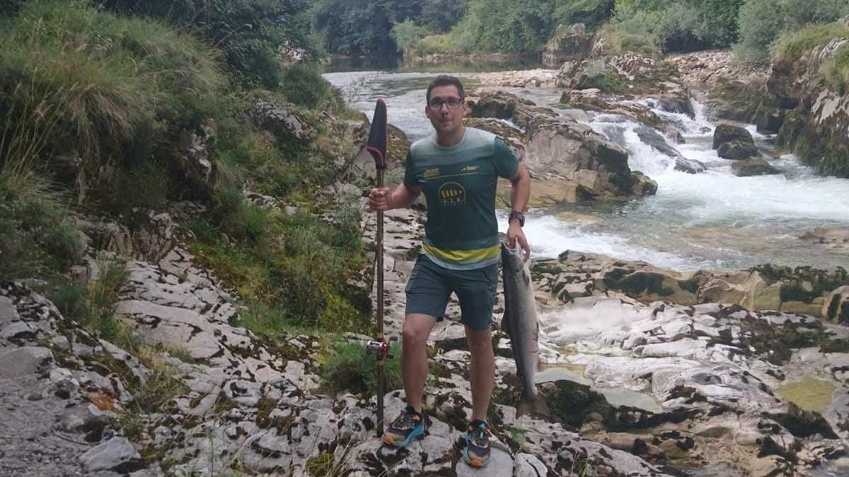El pescador con su captura.