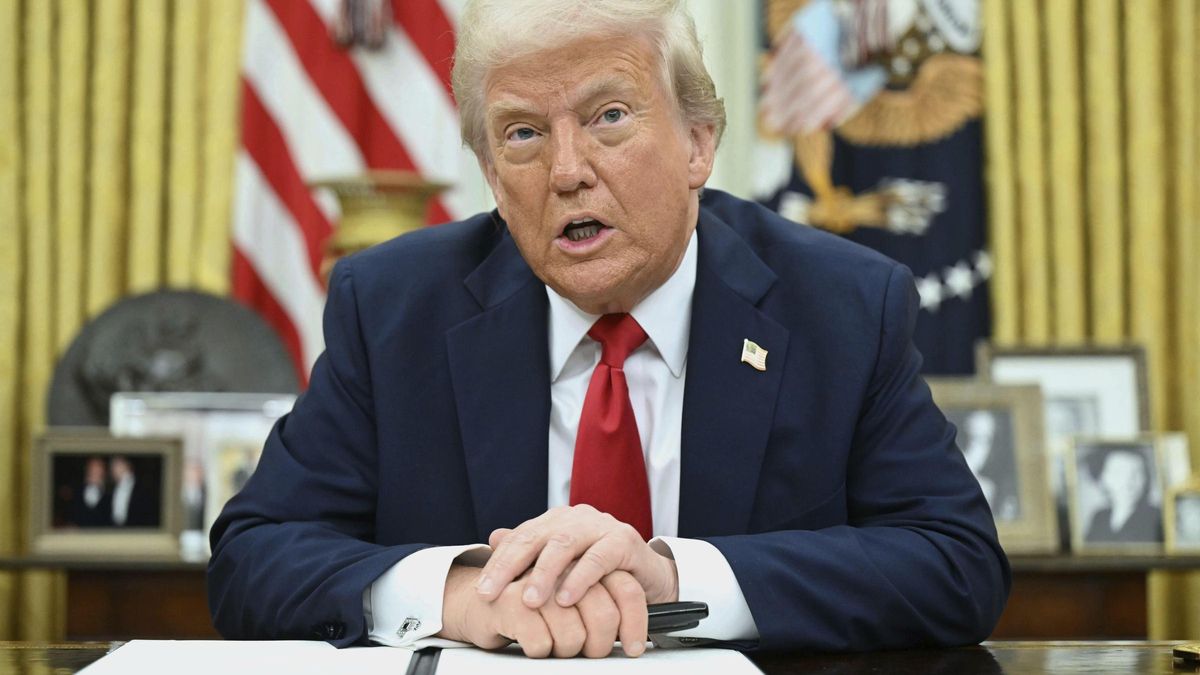 Donald Trump habla con los reporteros en el Despacho Oval antes de firmar órdenes ejecutivas