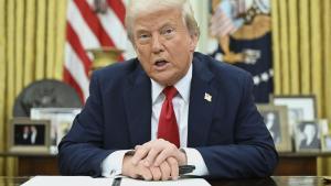 Donadl Trump habla con los reporteros en el Despacho Oval antes de firmar órdenes ejecutivas