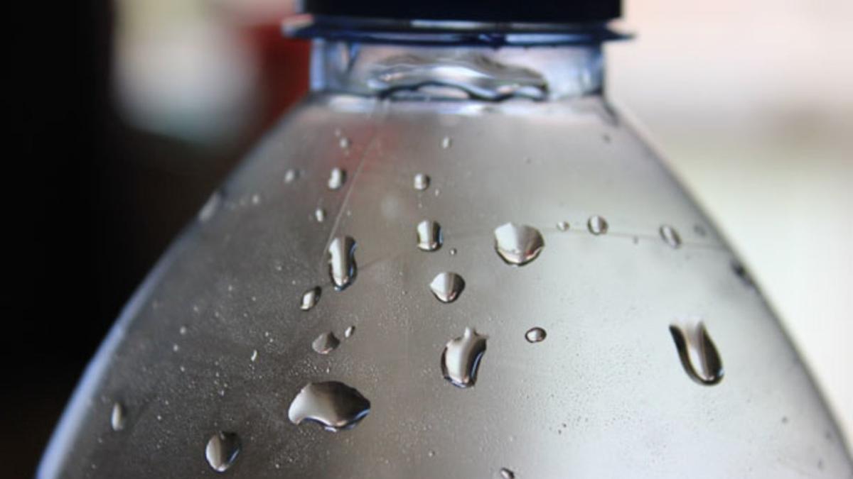 Una botella de agua.