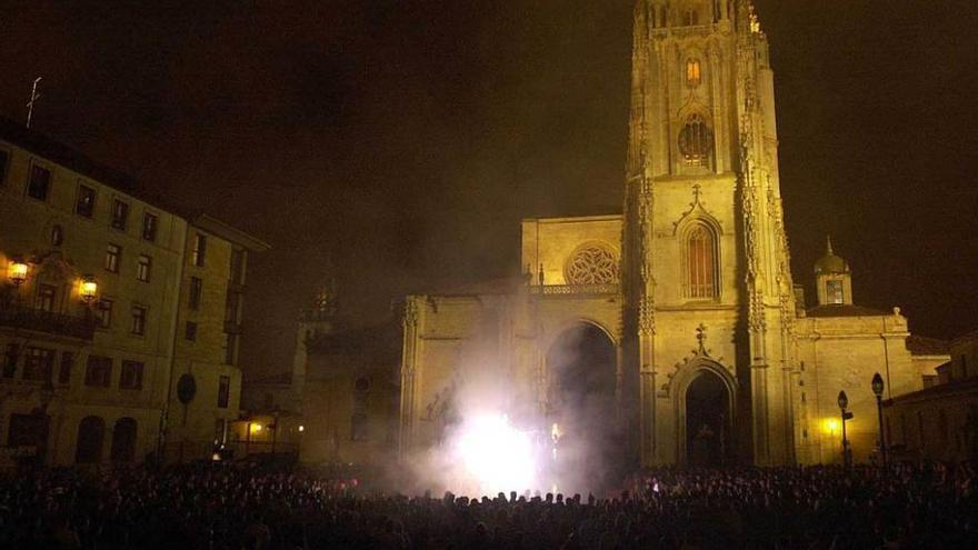 La hoguera, en la plaza de la Catedral, en una edición anterior de la fiesta.