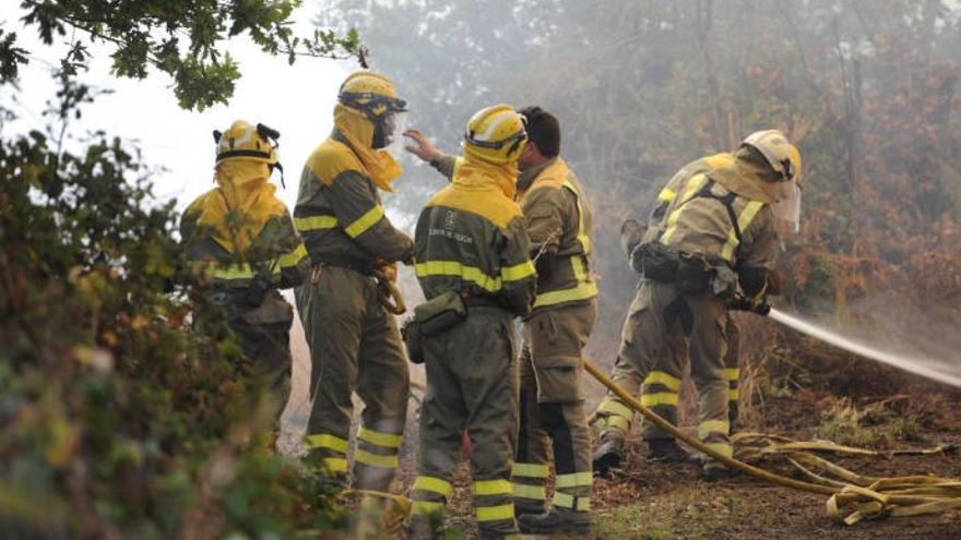 Continúan los esfuerzos por extinguir una oleada de hasta 16 incendios en Galicia