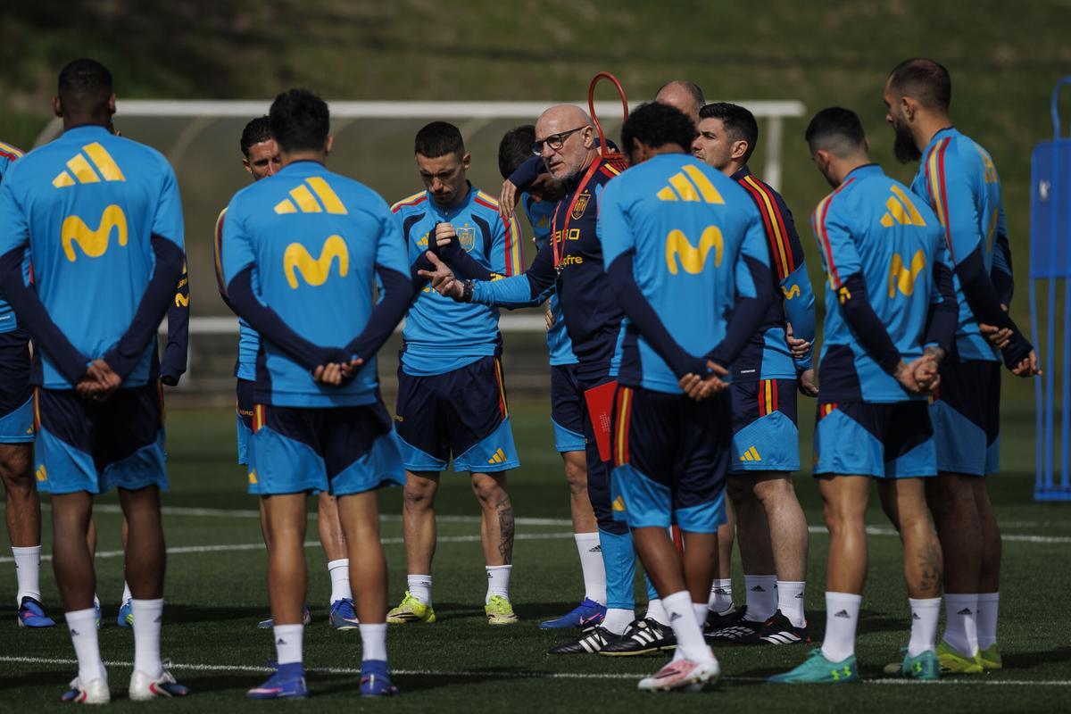 Luis de la Fuente, en el entrenamiento de este jueves. EFE / Rodrigo Jimenez