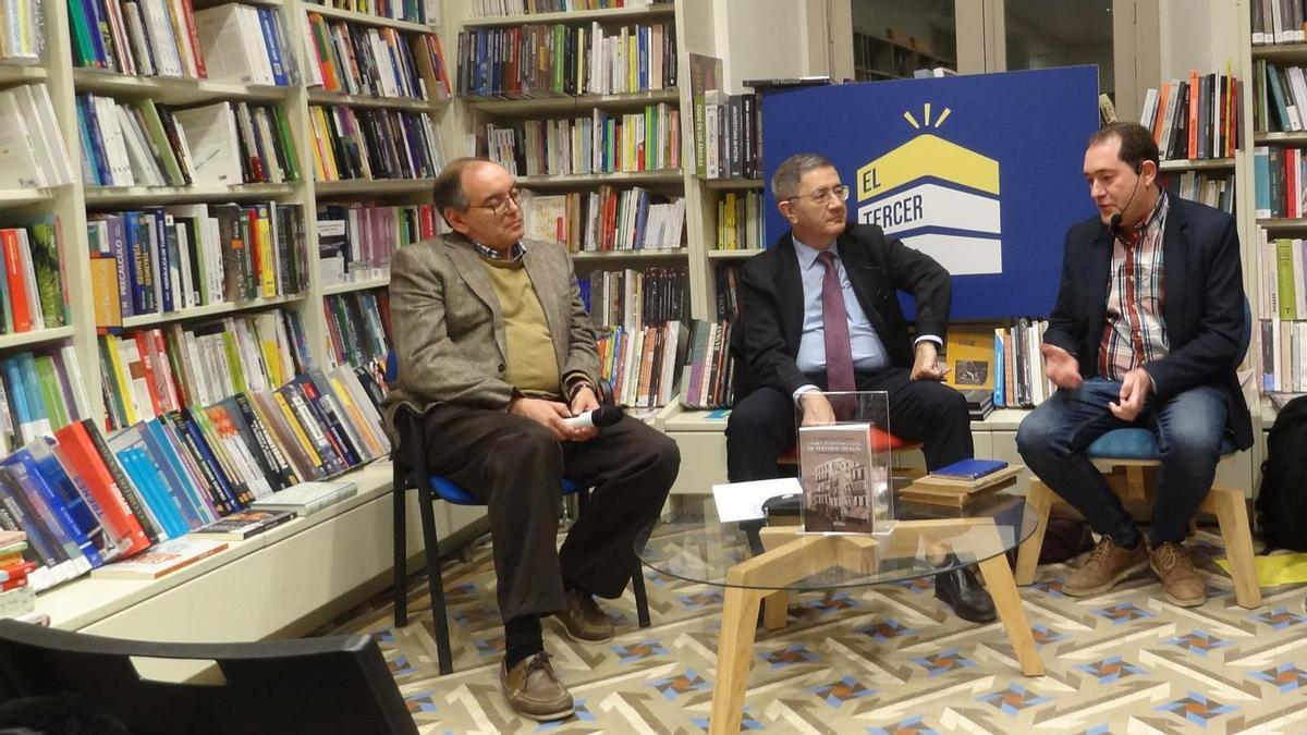 Los historiadores Víctor Heredia (izq.) y Elías de Mateo, con Fernando Alonso en la presentación de su libro en Proteo.