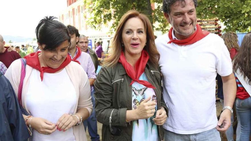 Silvia Clemente, centro, y Ana Sánchez, ayer en la celebración de la Gran Judiada de Segovia.