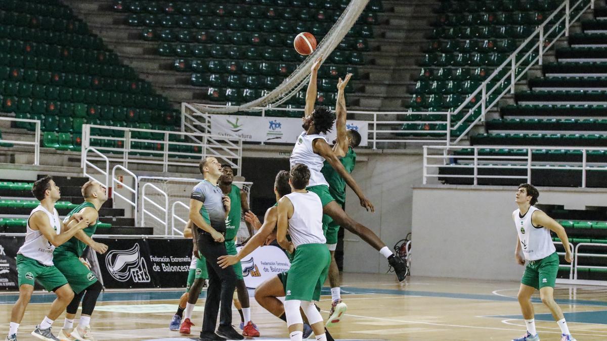 Salto inicial del partido.