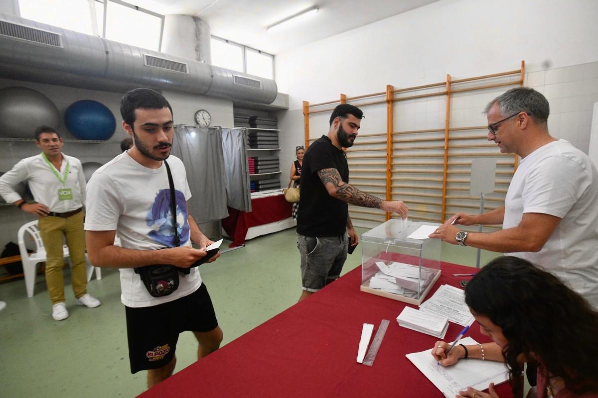 Los hermanos GUillermo y David votando en las elecciones europeas