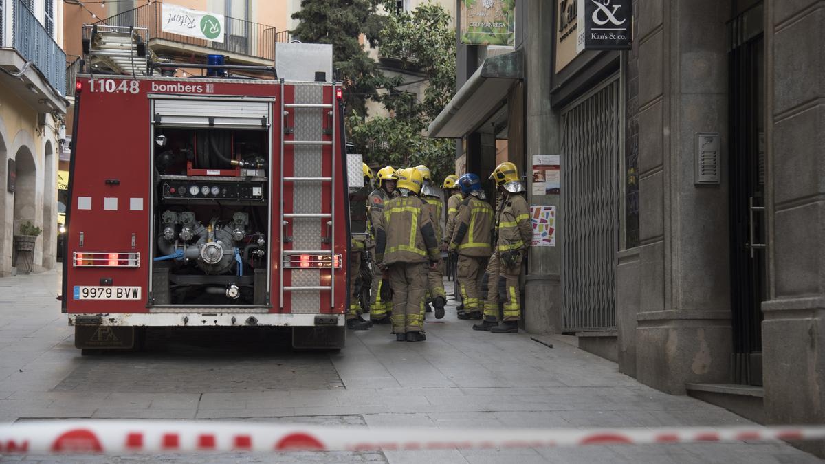 Els Bombers actuant a la fuita de gas del carrer Sant Miquel