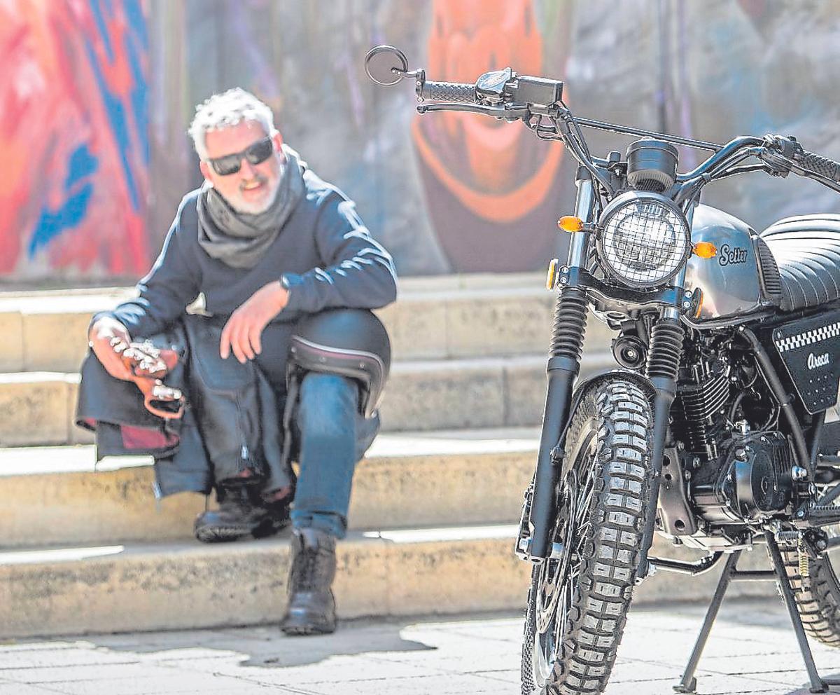 Pepe Barba junto a una moto