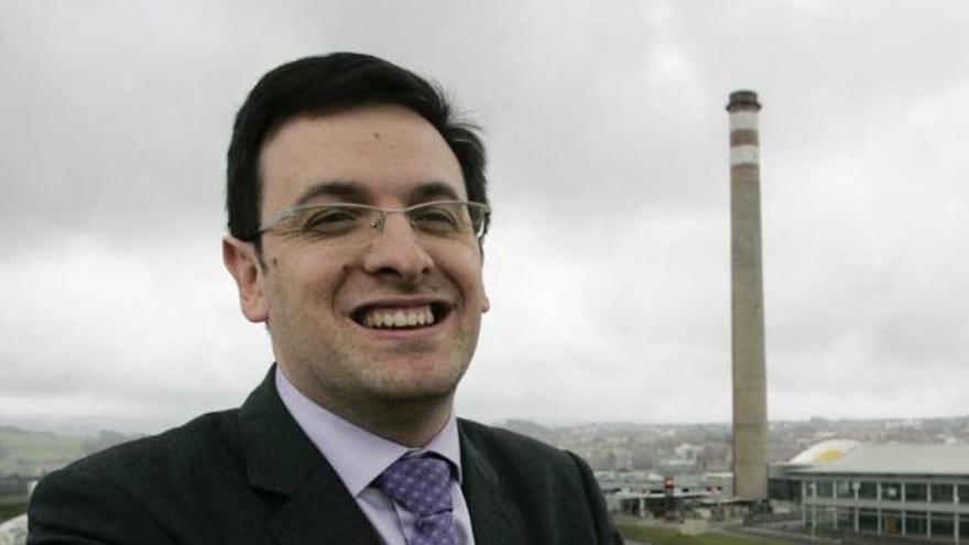 Jesús Daniel Salas Campo, en la terraza del edificio que ocupa CSC en el polígono de la ría.