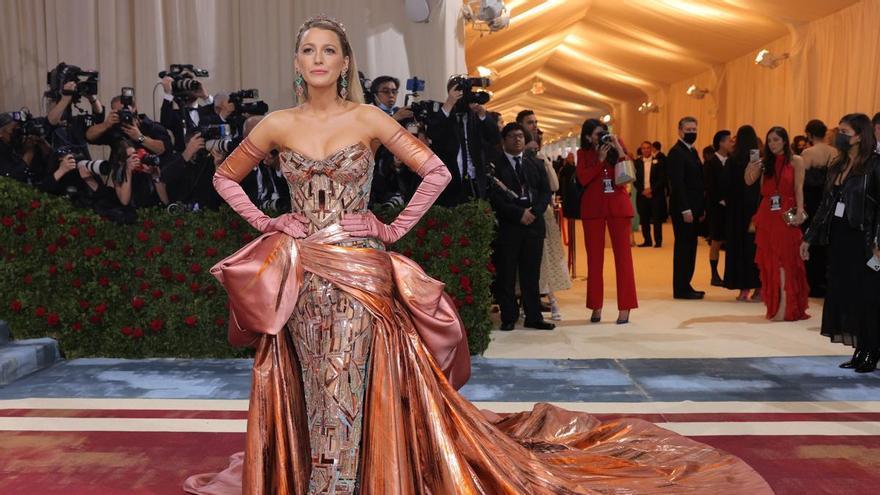 Blake Lively, más Blake Lively que nunca con un Versace &#039;3-en-1&#039; lleno de sorpresas en la Met Gala 2022