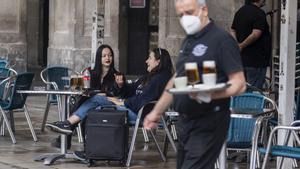 Dos turistas en un bar de la plaza Reial de Barcelona, el mayo pasado.