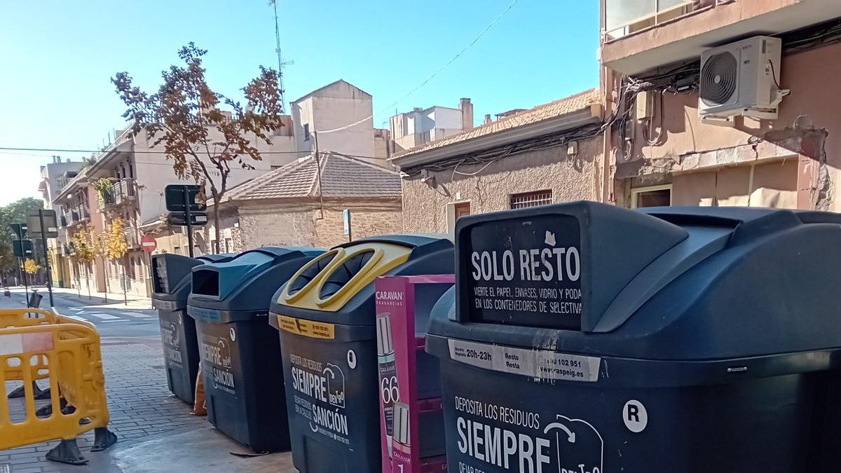 Conenedores de basura en una calle de San vicente