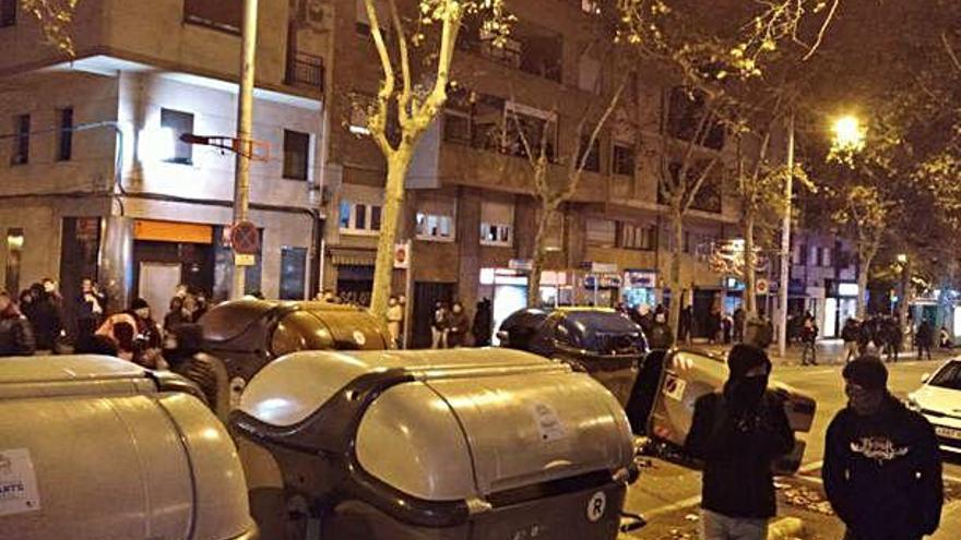 Uns encaputxats fent una barricada a la Meridiana