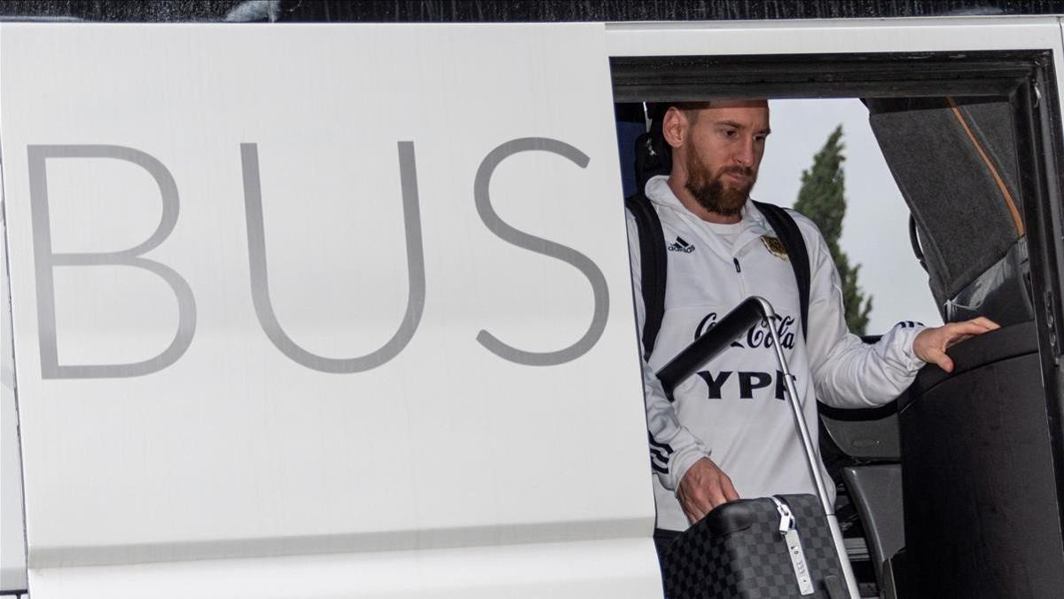 Messi abandona el bus de la selección argentina.