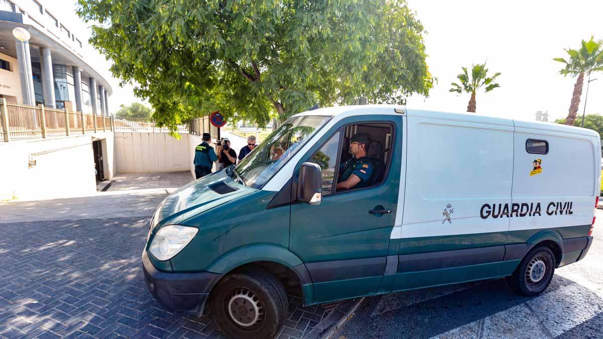 Prisión para tres de los cinco detenidos por la presunta agresión sexual grupal a una joven en Benidorm