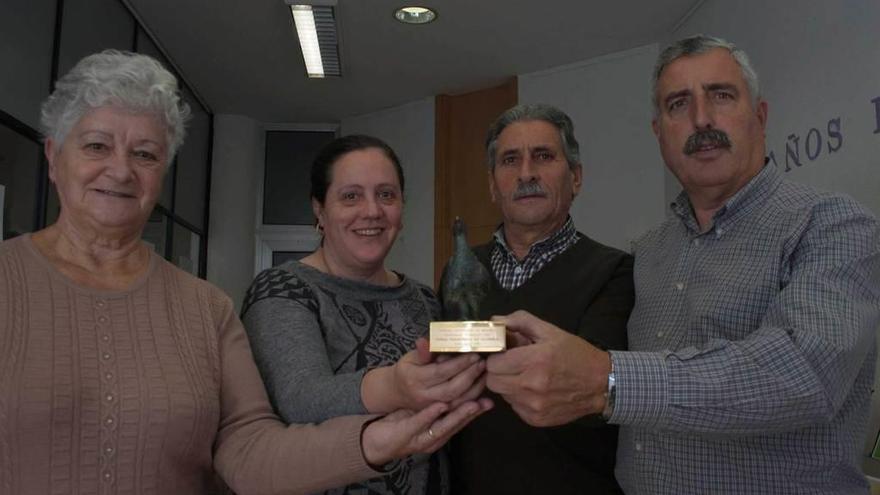 Por la izquierda, Nori Rodríguez, Carmen Rodríguez, José Antonio Carracedo y Celestino Menéndez, en la exposición de la Polifónica de Llanera en la Casa de Cultura de Posada.