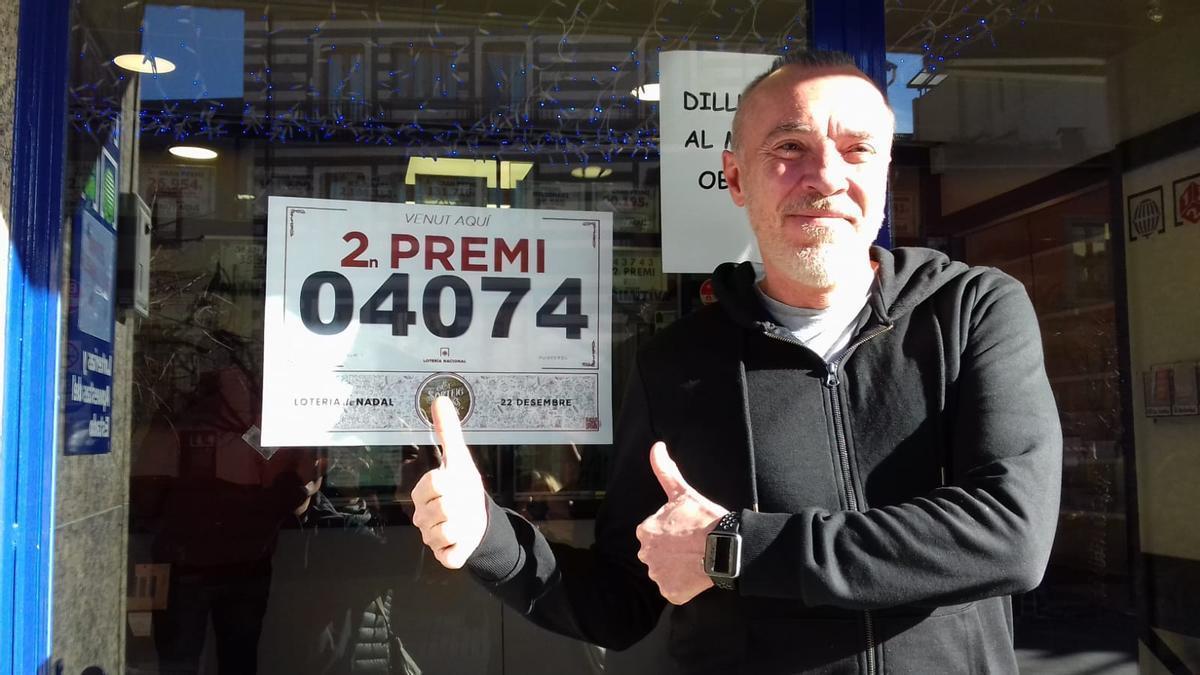 Lluís Gil, responsable de la administración de la calle 10 d'abril de Puigcerdà, con el segundo premio.