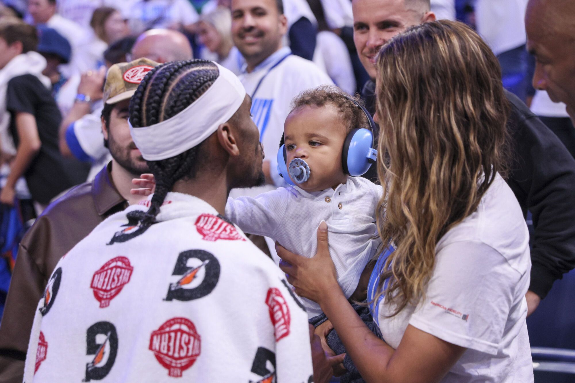 Shai Gilgeous-Alexander, sa femme Hailey Summers et son fils Ares Alexander